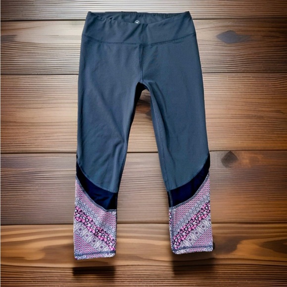 Gaiam Womens Workout Pants size M Gray Pink Printed Hem Capri Length yoga - Picture 2 of 9